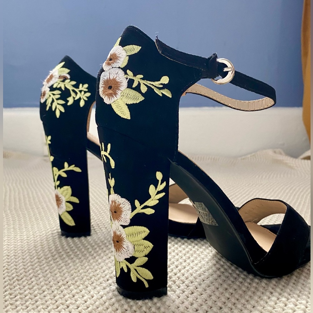 floral embroidered heel | size 9 fit